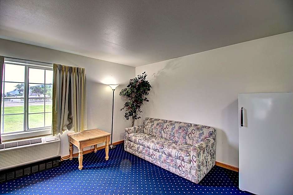 Days Inn & Suites by Wyndham Lolo