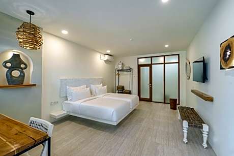 Deluxe Twin with Pool View