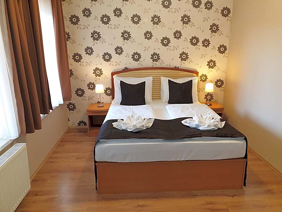 Six Inn Hotel
