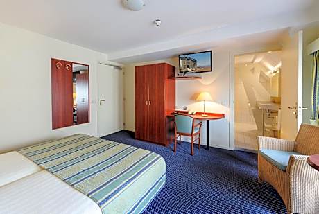 Superior Twin Room with Side Sea View