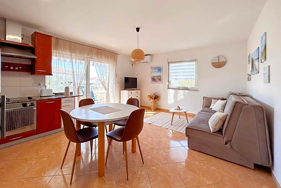 Hanna - 500m from the beach