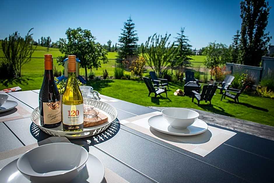 Amazing Luxe Home, AC, HUGE Yard, FirePit, Pet Friendly, Sleeps 10!