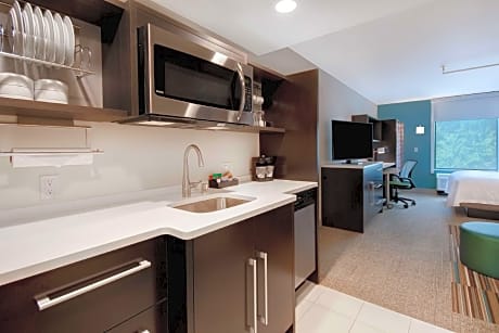 1 QUEEN BED STUDIO SUITE
