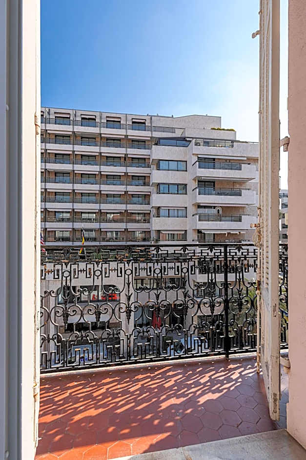 Modern Waikiki Hotel