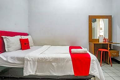 RedDoorz near Batik Tulis Celaket 2