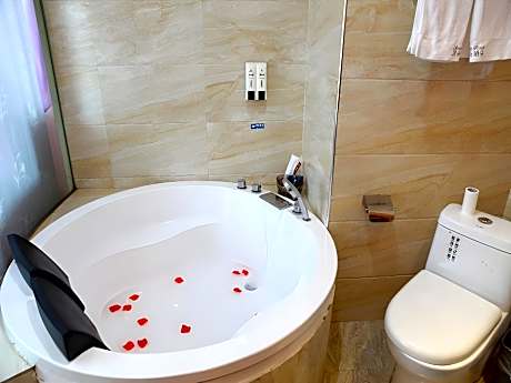 Feature Queen Room - Round Bed