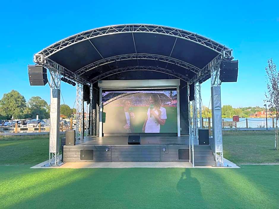 Static 6 Bed Caravan at Billing Aquadrome