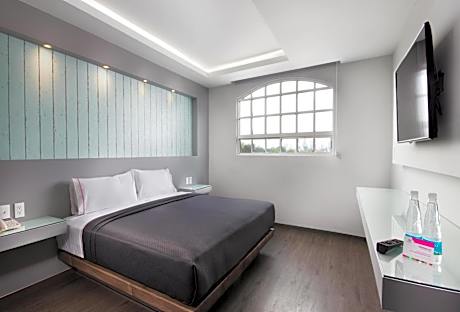 Comfort King Room - Non-Smoking