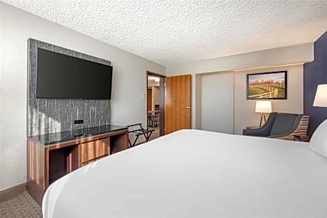 King Suite with Sofa Bed - Accessible, Tub