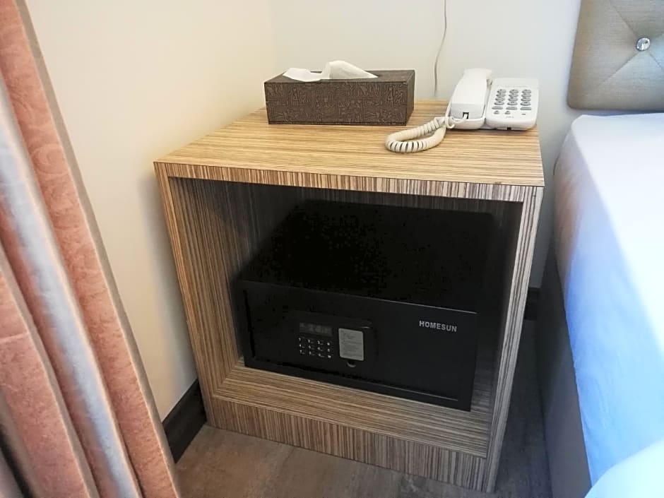 Ease Hotel