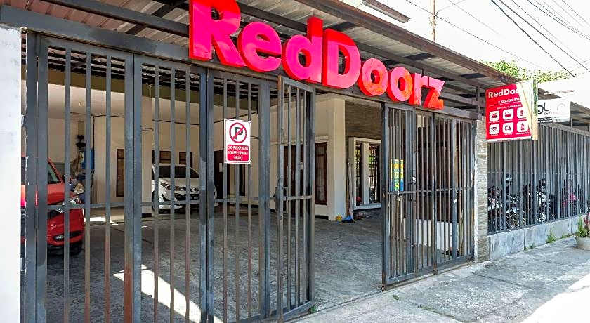 RedDoorz @ Kratonan Solo