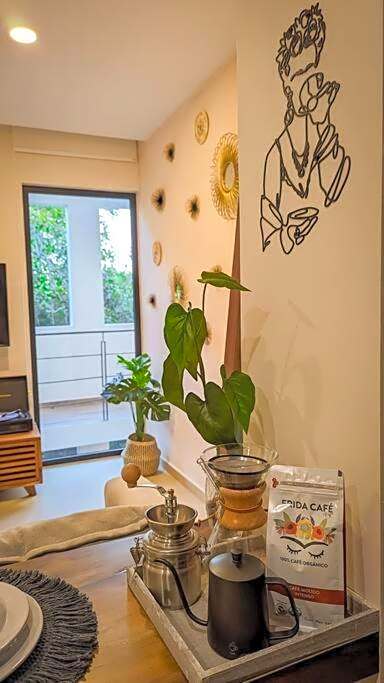 Frida's Artsy Condo with own mural, outdoor tub & rooftop pool