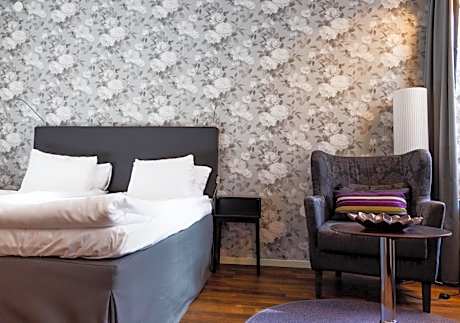 1 King Bed Non-Smoking Superior Room Work Desk Wi-Fi Full Breakfast