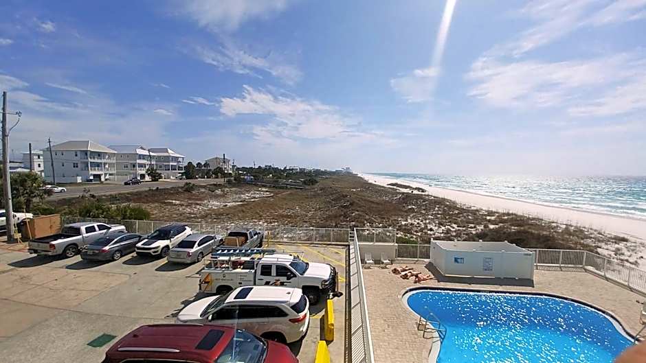 COUPLES GETAWAY, HONEYMOON SWEET, Perfectly Cozy Beach Front Condo with kitchen, pool, free parking,CHECK-IN AT DOOR