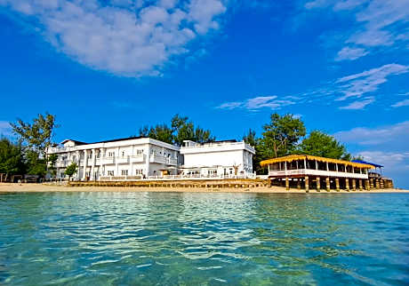 Gili Beachfront Suites