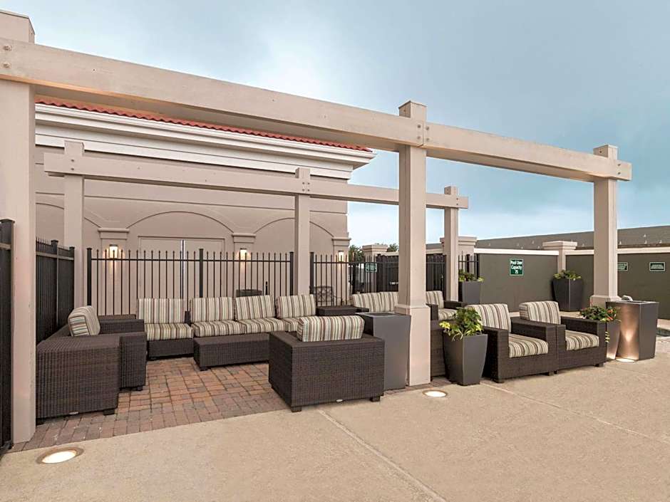 La Quinta Inn & Suites by Wyndham Arlington North Six Flags Drive