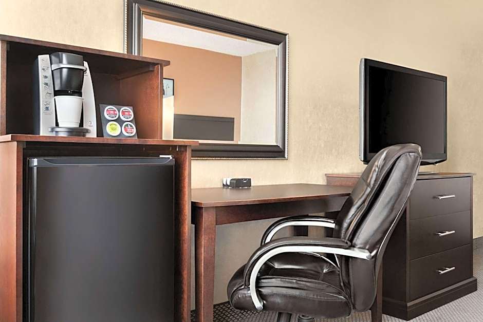 Travelodge Hotel & Convention Center by Wyndham Quebec City