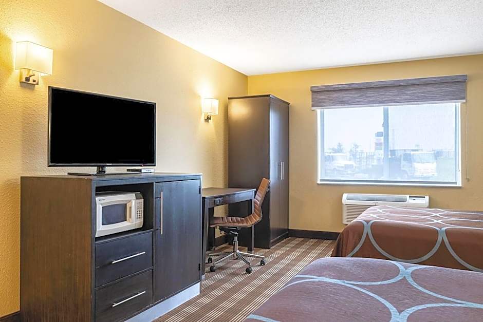 Super 8 by Wyndham Osseo WI