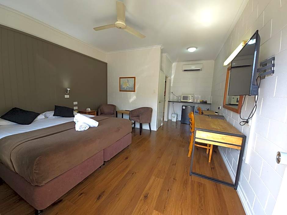 Colonial Rose Motel