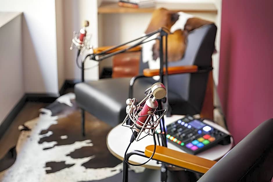 The Sinclair, Autograph Collection