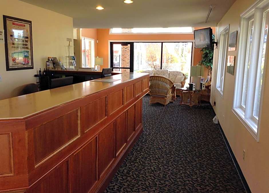 Days Inn by Wyndham Mackinaw City - Lakeview