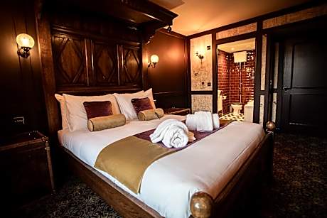 King-Ensuite-Street View-The Adventurers