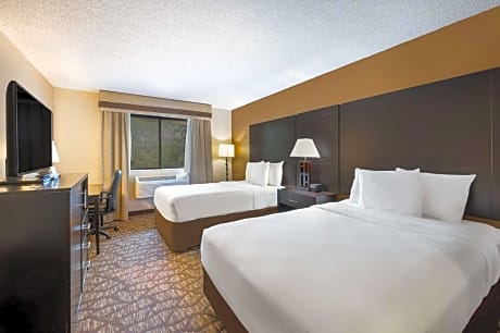 2 Double Beds