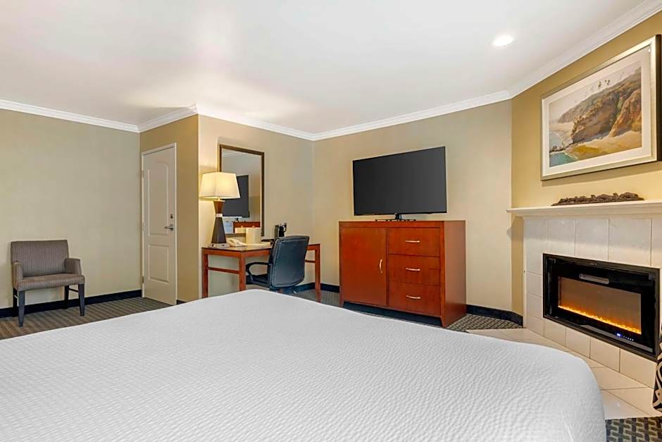 Best Western Plus Marina Shores Hotel