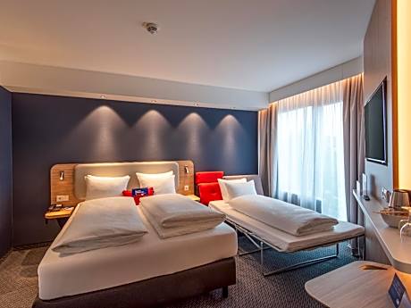 Standard Queen Room with Sofa Bed - Non-Smoking