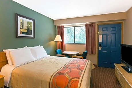 1 Queen Bed Second Floor Smoking