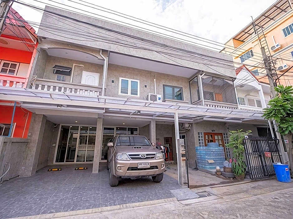 Hoppers Place Donmuang Hostel