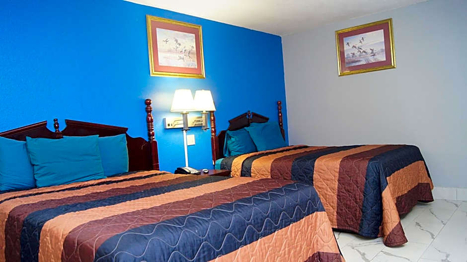 Holiday Lodge & Suites