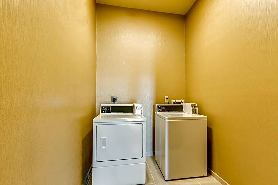 Cobblestone Inn & Suites - Waverly