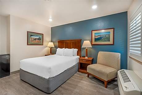 Queen Room with Roll-In Shower - Mobility Access