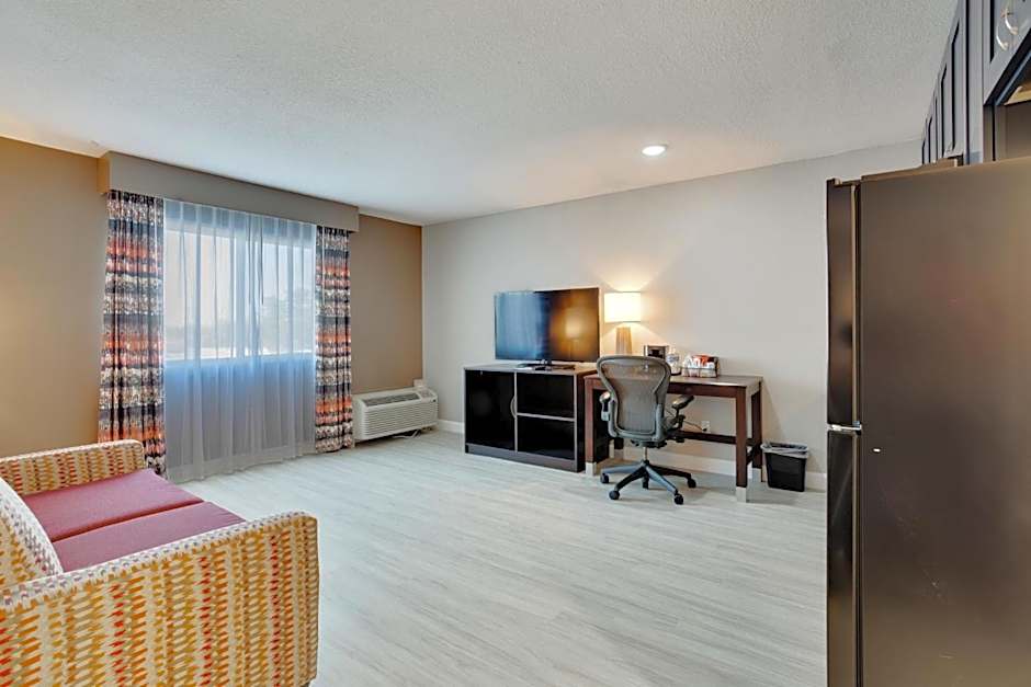 Orangewood Inn & Suites Kansas City Airport