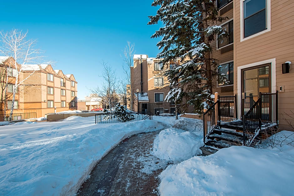 Carriage House Condominiums by All Seasons Resort Lodging