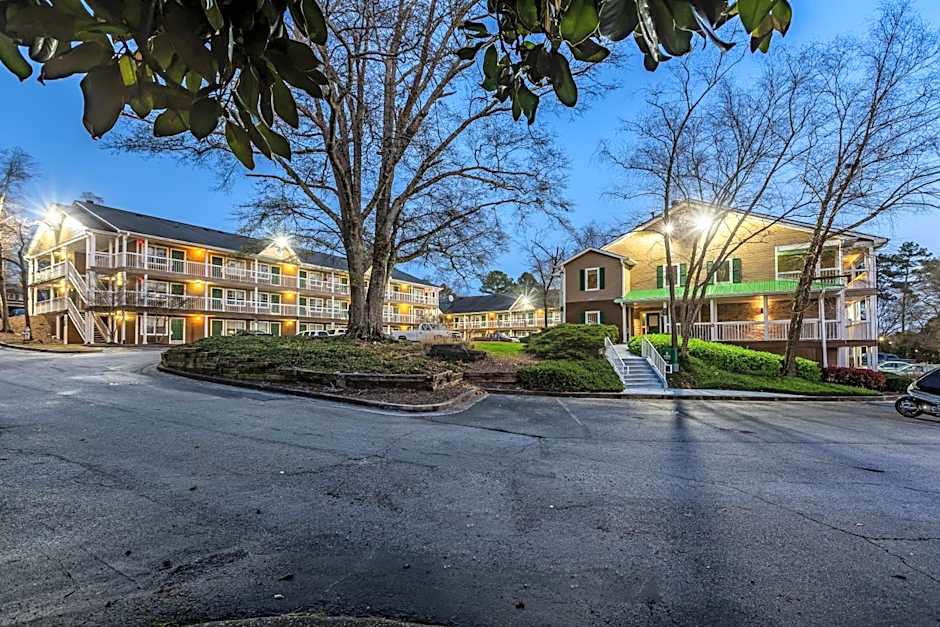 HomeTowne Studios by Red Roof Atlanta - Norcross Downtown