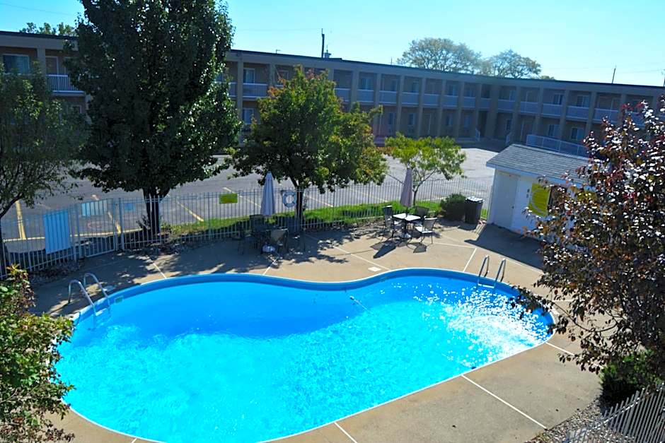 Super 8 by Wyndham Windsor/Dougall