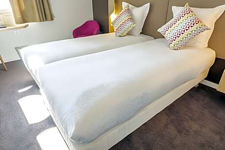 2 Single Beds - Room Next Generation