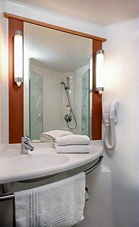 Standard Room with One Double Bed and One Single Bed