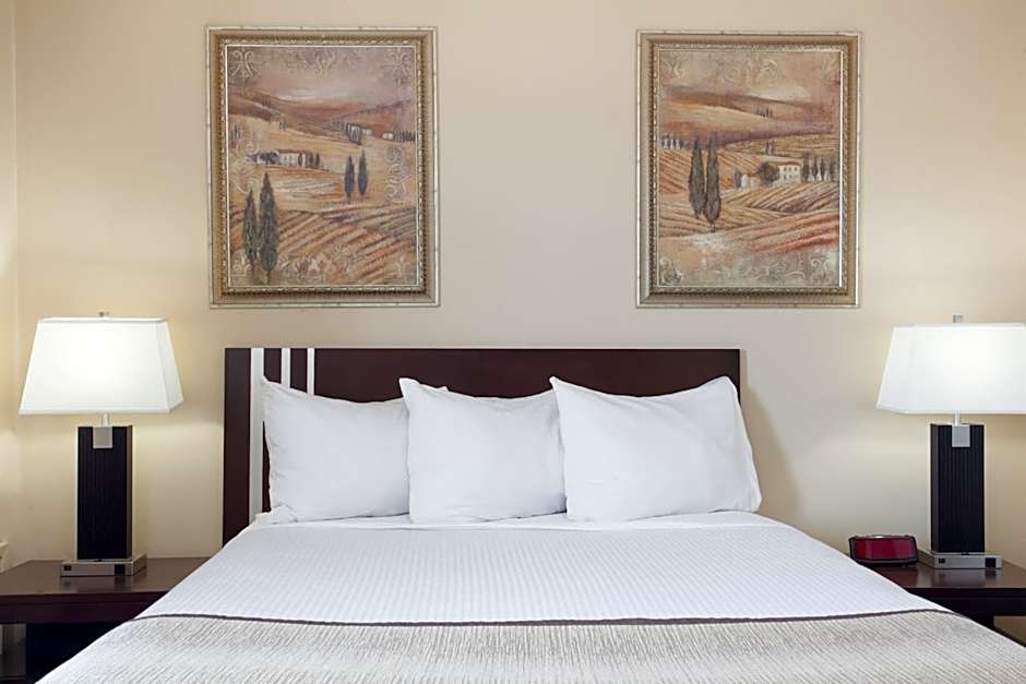 Econo Lodge Inn & Suites