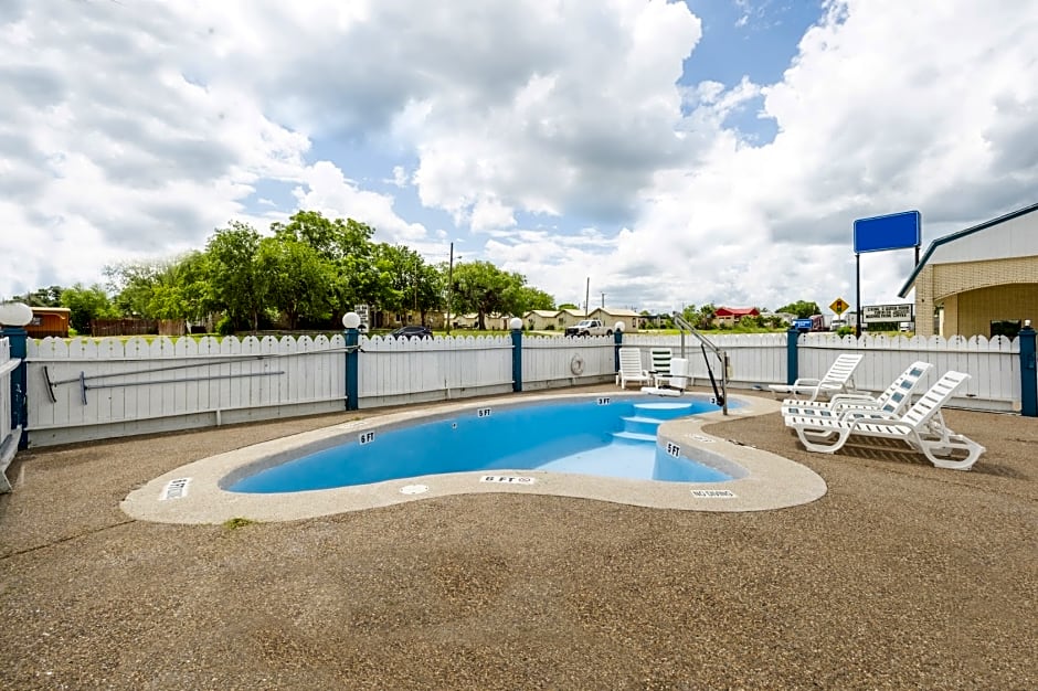 Three Rivers Executive Inn & Suites By OYO