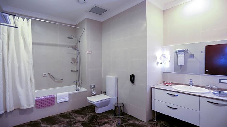 Parkside Hotel & Apartments