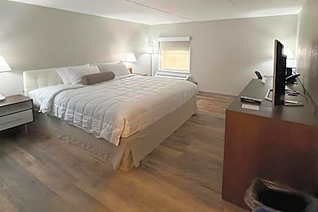 1 King Bed Nonsmoking