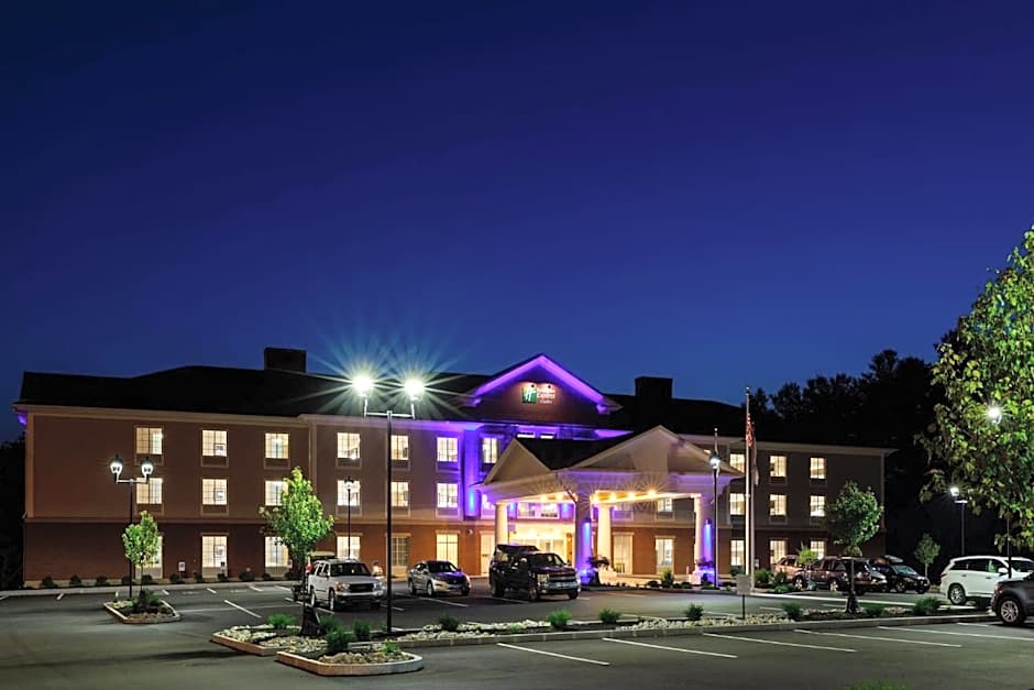 Holiday Inn Express & Suites Sturbridge By IHG