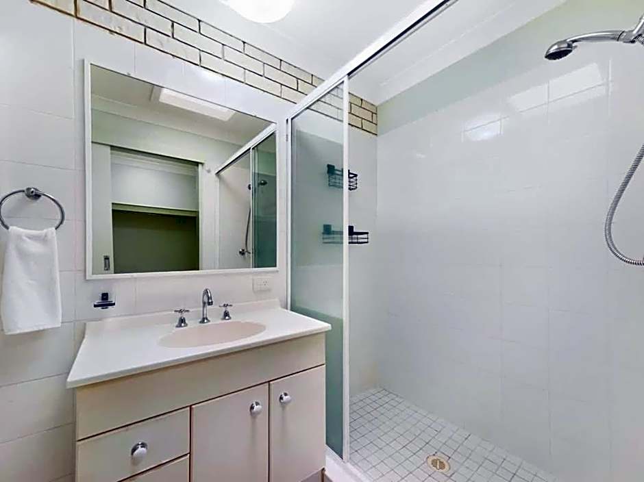 Spacious Holiday Unit on Canal at Banksia Beach