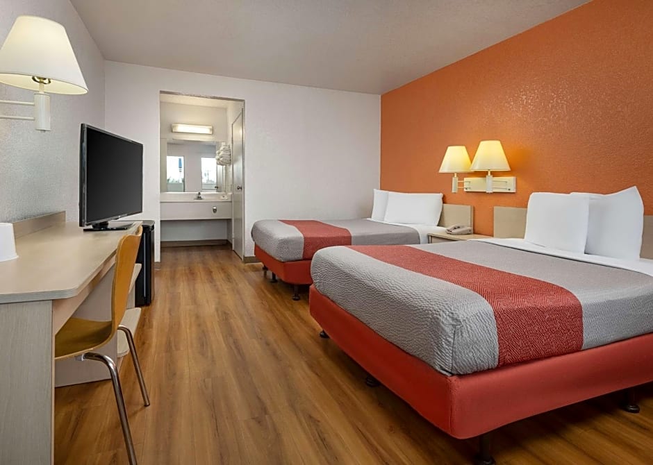 Motel 6 Buena Park, CA - Knotts Berry Farm - Disneyland