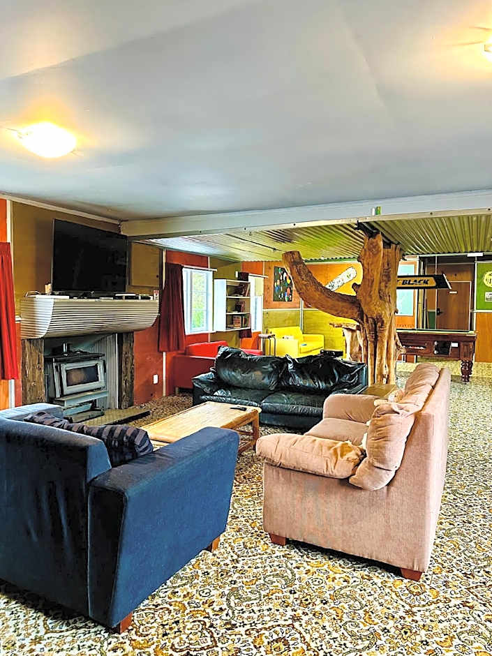 The Crossing Lodge and Backpackers