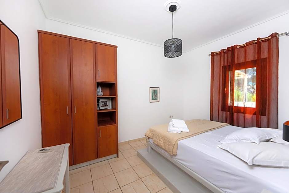 Birds Villa Apartments with Heated Pool - Including Car and Breakfast