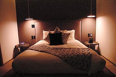 SUITE QUEEN SIZE BED